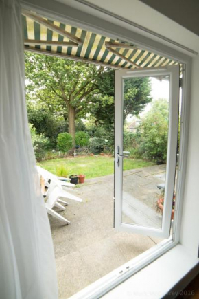 Garden Apartment w/ easy access to central London